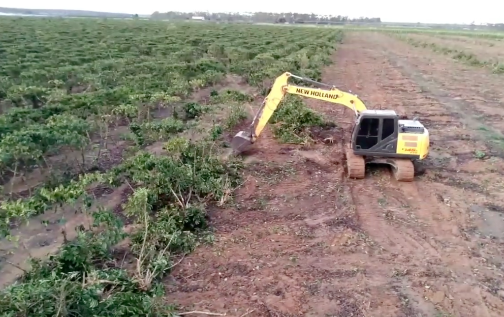 Máquina pesada em operação agrícola